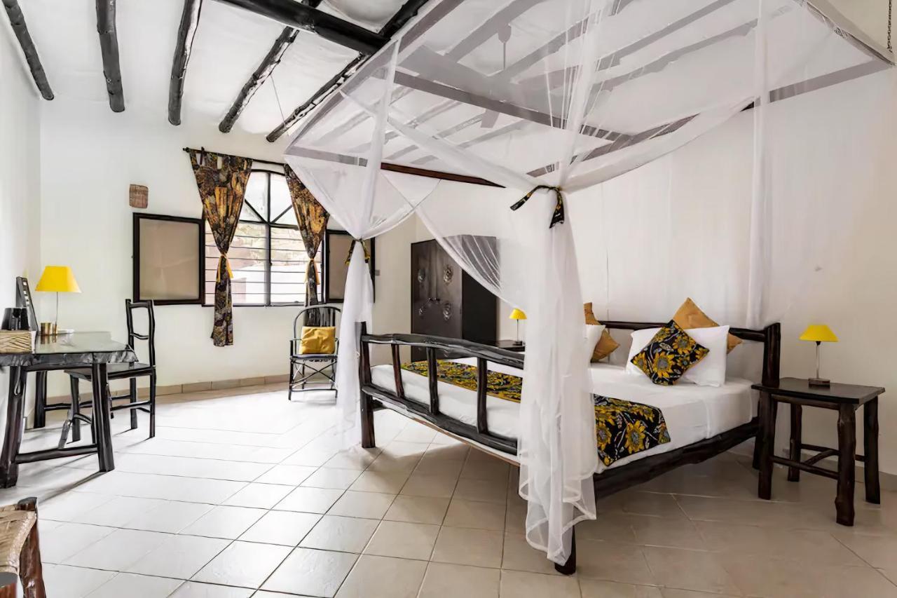 Zarafa House Bed & Breakfast เดียนีบีช ภายนอก รูปภาพ