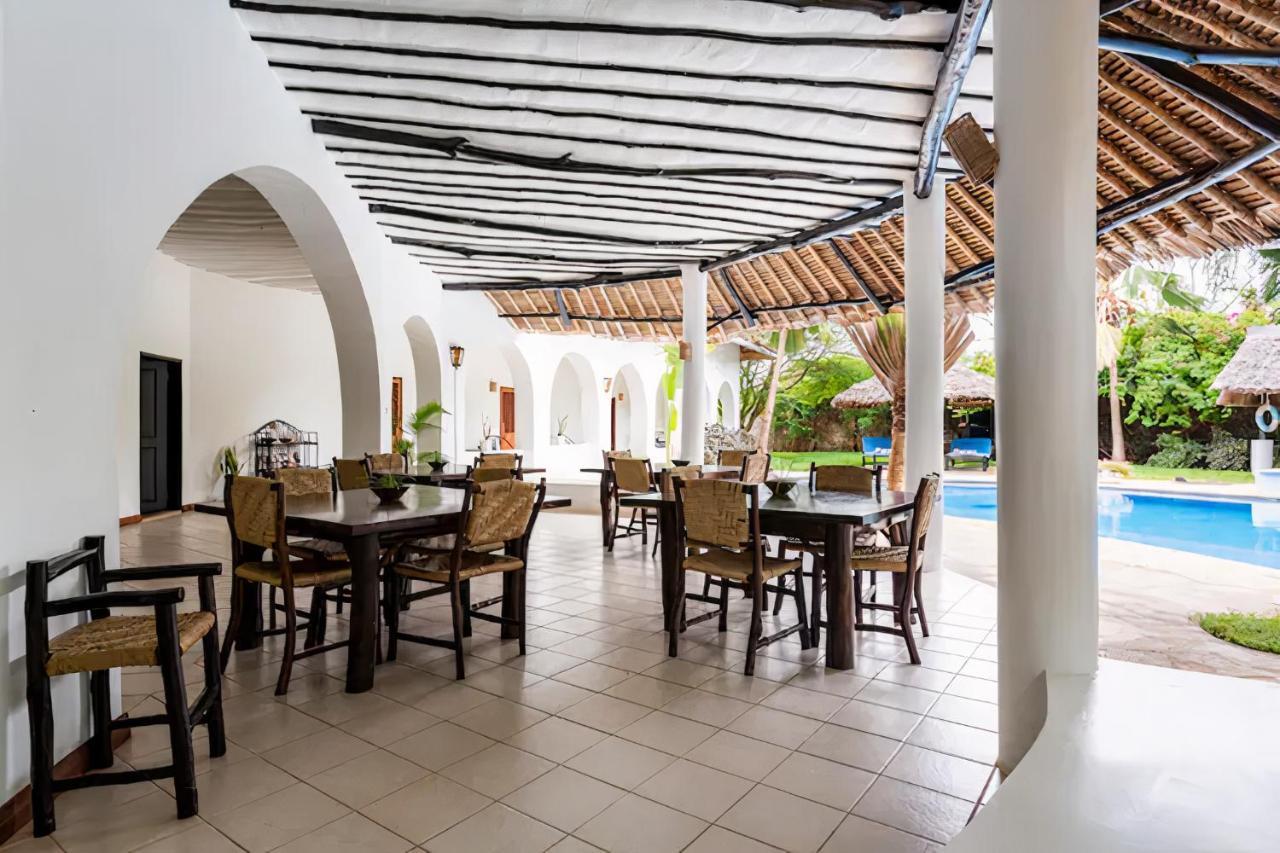 Zarafa House Bed & Breakfast เดียนีบีช ภายนอก รูปภาพ
