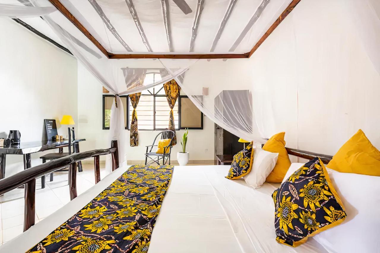 Zarafa House Bed & Breakfast เดียนีบีช ภายนอก รูปภาพ